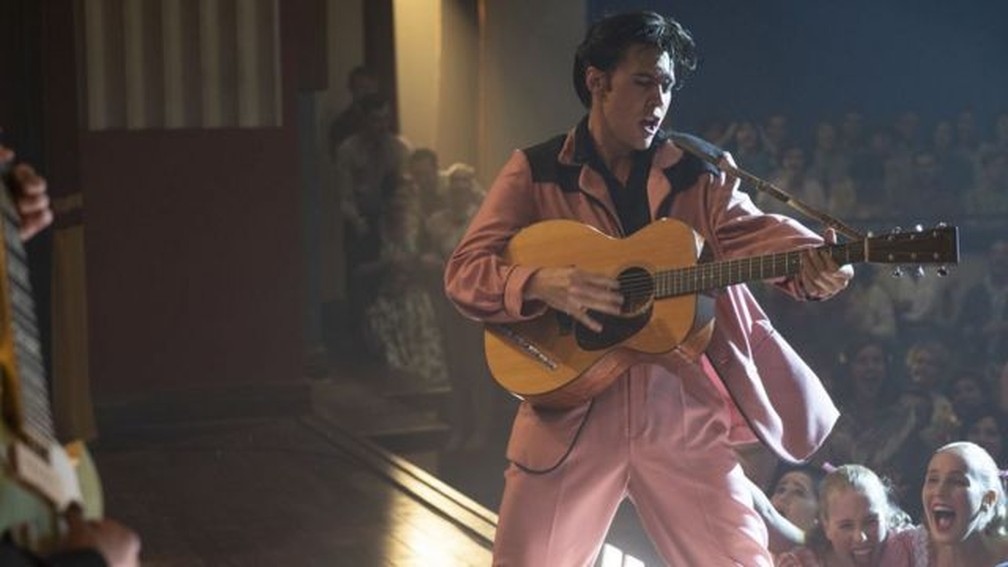 Austin Butler interpreta Elvis, do cineasta australiano Baz Luhrmann — Foto: Hugh Stewart/Warner Bros Entertainment INC/BBC