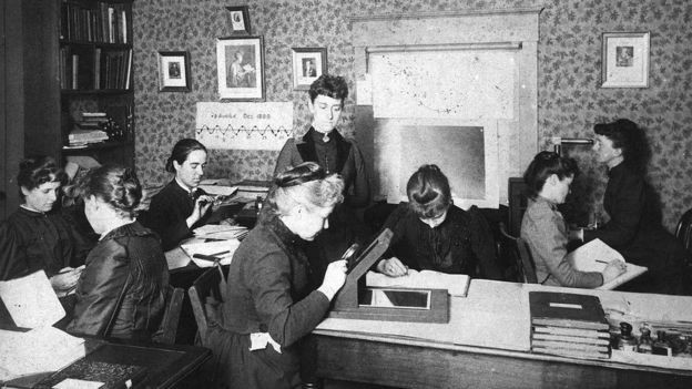 Entre 1885 e 1927, o Observatório de Harvard empregou cerca de 80 mulheres para estudar fotografias de estrelas feitas em chapas de vidro (Foto: CORTESIA DO OBSERVATÓRIO DE HARVARD)