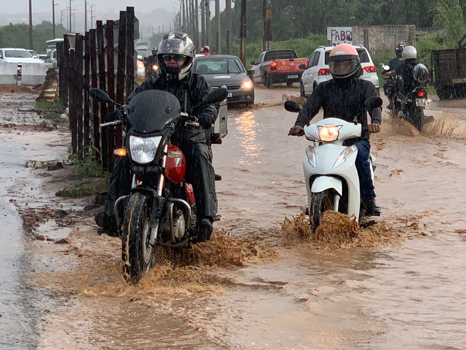 Chuva na madrugada causa alagamento e congestionamento na avenida Felizardo Moura em Natal