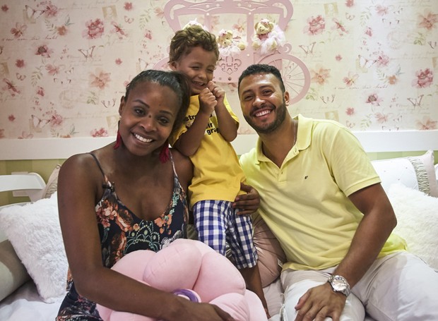 A atriz Roberta Rodrigues mostra o quarto de sua primeira filha ao lado do namorado Guilherme Guimarães e o enteado Gabriel (Foto: Divulgação)