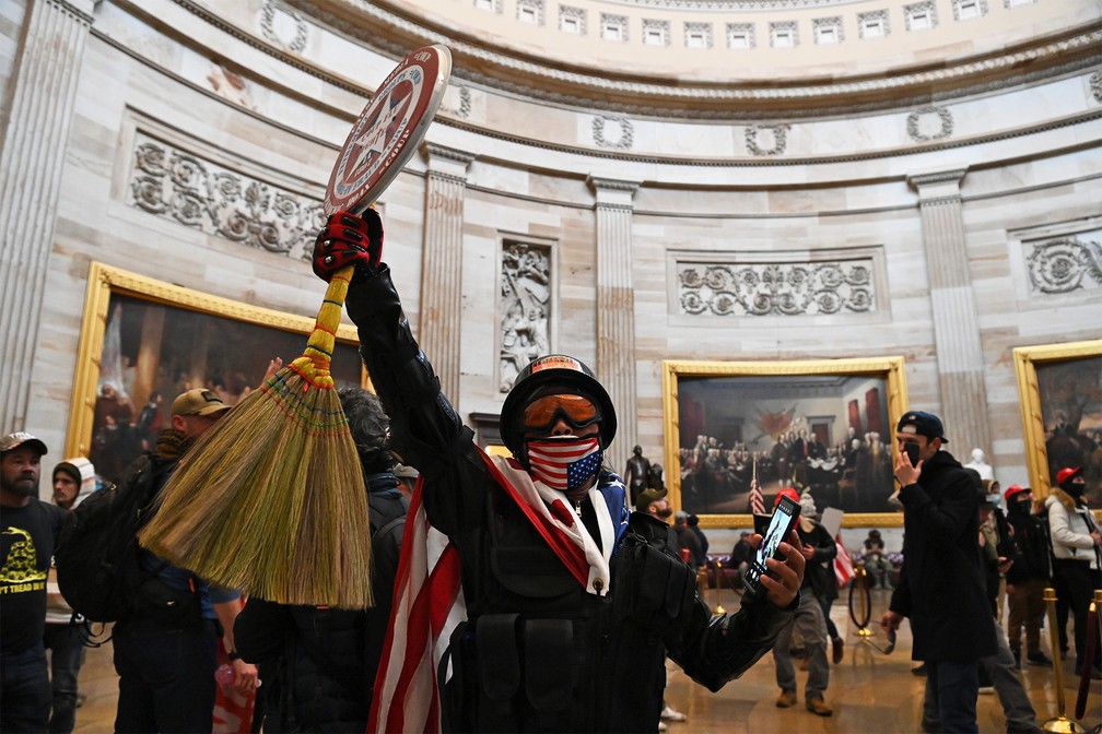 Apoiadores de Trump ocupam a Rotunda do Capitólio — Foto: Saul Loeb/AFP
