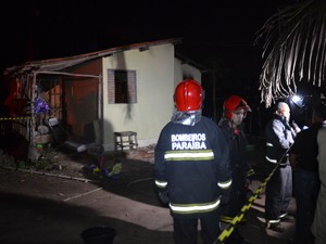 Bombeiros apagaram o fogo causado pela explosão do botijão de gás  (Foto: Walter Paparazzo/G1)