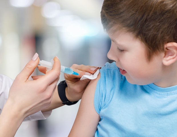 Criança sendo vacinada (Foto: getty images)