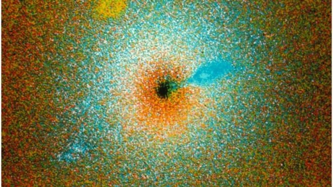 Astrônomos suspeitaram que a galáxia M87 tinha um buraco negro em seu coração por causa das cores dessa imagem, que indicam movimentação acelerada de estrelas. (Foto: DR JEAN LORRE/SCIENCE PHOTO LIBRARY)