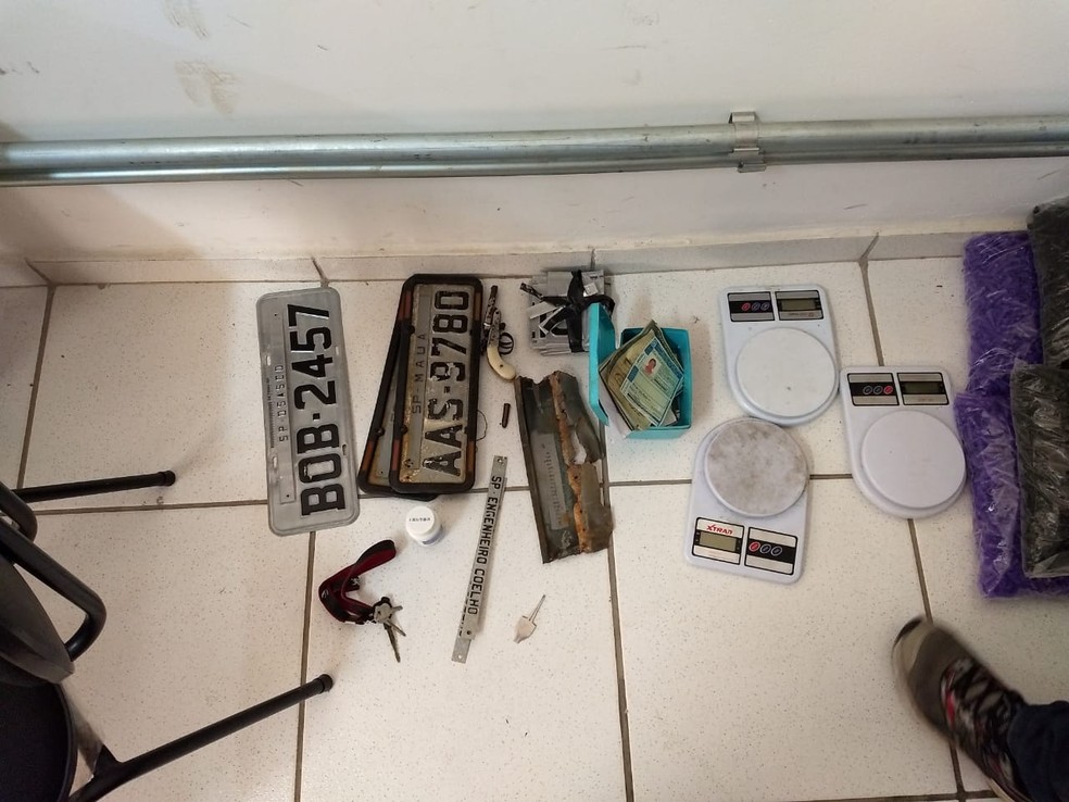 Polícia encontrou placas e balanças de precisão em desmanche (Foto: Divulgação/Polícia Militar)