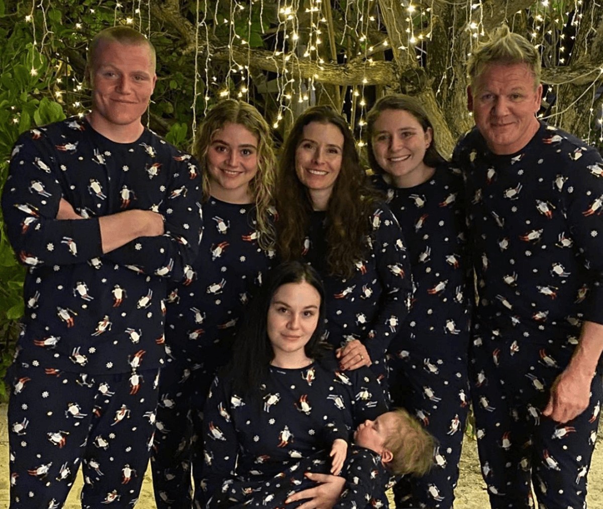 Gordon Ramsay e Tana Ramsay com seus cinco filhos: Megan, de 23 anos; Holly e Jack, de 21; Matilda, de 19; e Oscar, de dois.  (Foto: Reprodução / Instagram)