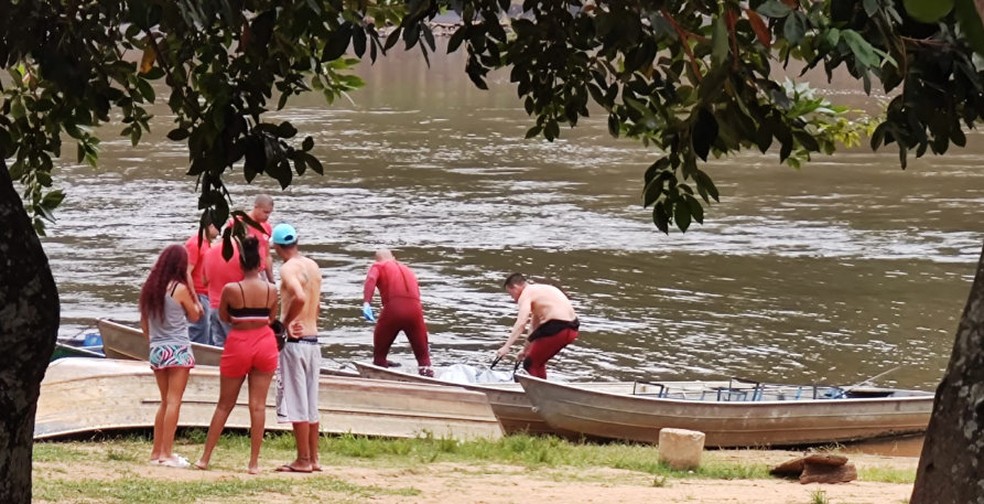 Corpo de Bombeiros de Pirassununga encontra corpo de adolescente que se afogou no Rio Mogi Guaçu — Foto: Luis Fernando Mazzi