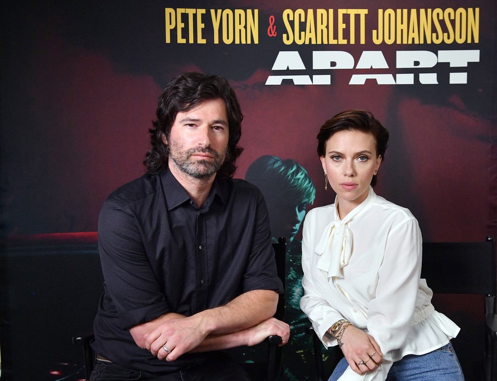 Pete Yorn and Scarlett Johansson posam durante evento para promover o EP 'Apart', em Nova York (Foto: ANGELA WEISS / AFP)