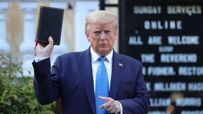 BBC - Trump passou por onde os manifestantes protestavam para fazer uma fotografia, com uma bíblia na mão, em frente à igreja episcopal St. John (Foto: Reuters, via BBC)