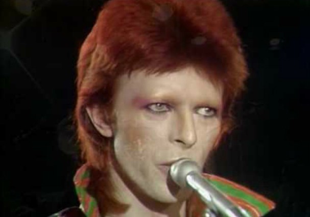 David Bowie cantando ˜Space Oddity" (Foto: Reprodução)