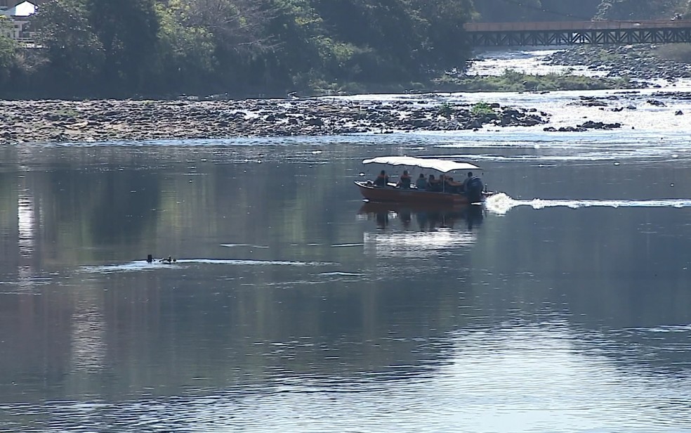 Barcos que fazem turismo no Rio Piracicaba enfrentam problemas para navegar por conta do nível baixo. (Foto: Reprodução/EPTV)