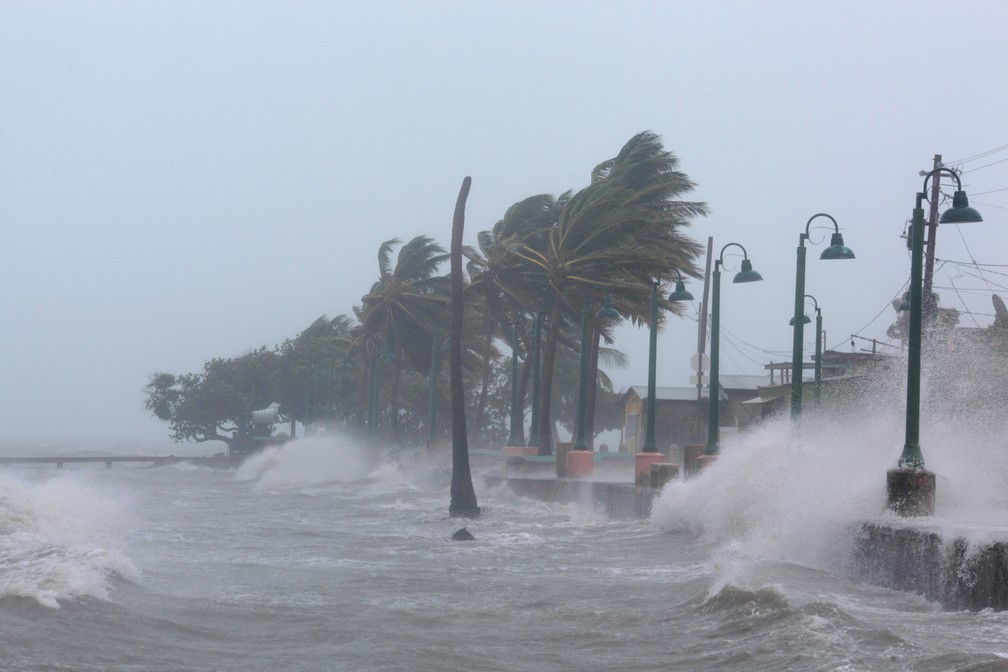  Ondas batem contra paredÃ£o quando o furacÃ£o Irma atingiu Fajardo, em Porto Rico (Foto: Alvin Baez/Reuters)