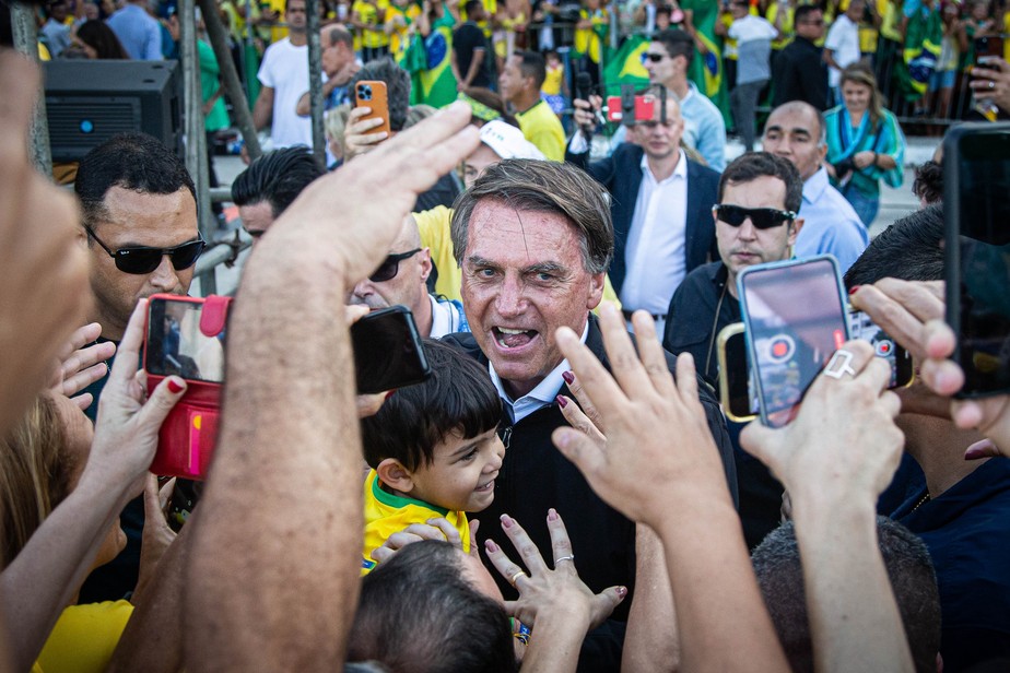 Bolsonaro cumprimenta apoiadores no ato de Copacabana no  Bicentenário da Independência