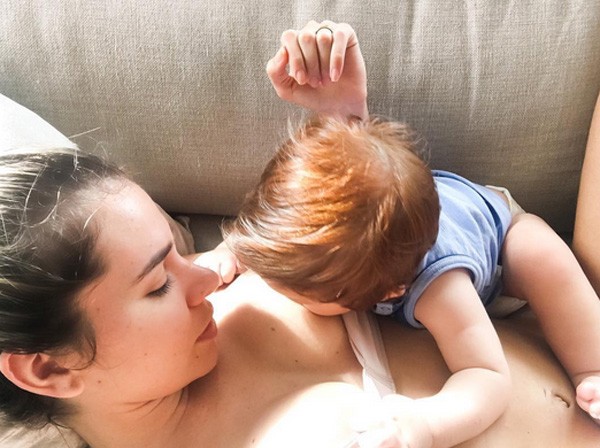 Adriana amamenta o filho (Foto: Reprodução/Instagram)