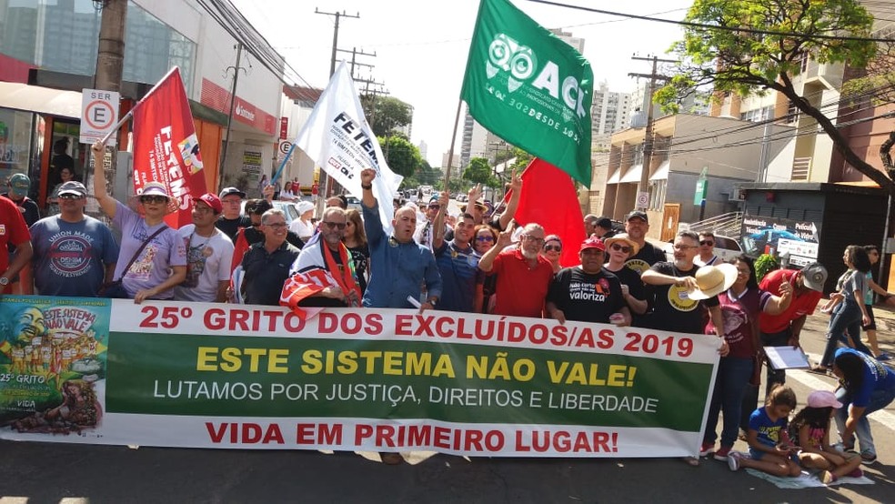 Campo Grande, 9h18 (de MS): Manifestantes saem às ruas e fazem o "Ato dos Excluídos" — Foto: Edvaldo Cardoso/Arquivo Pessoal