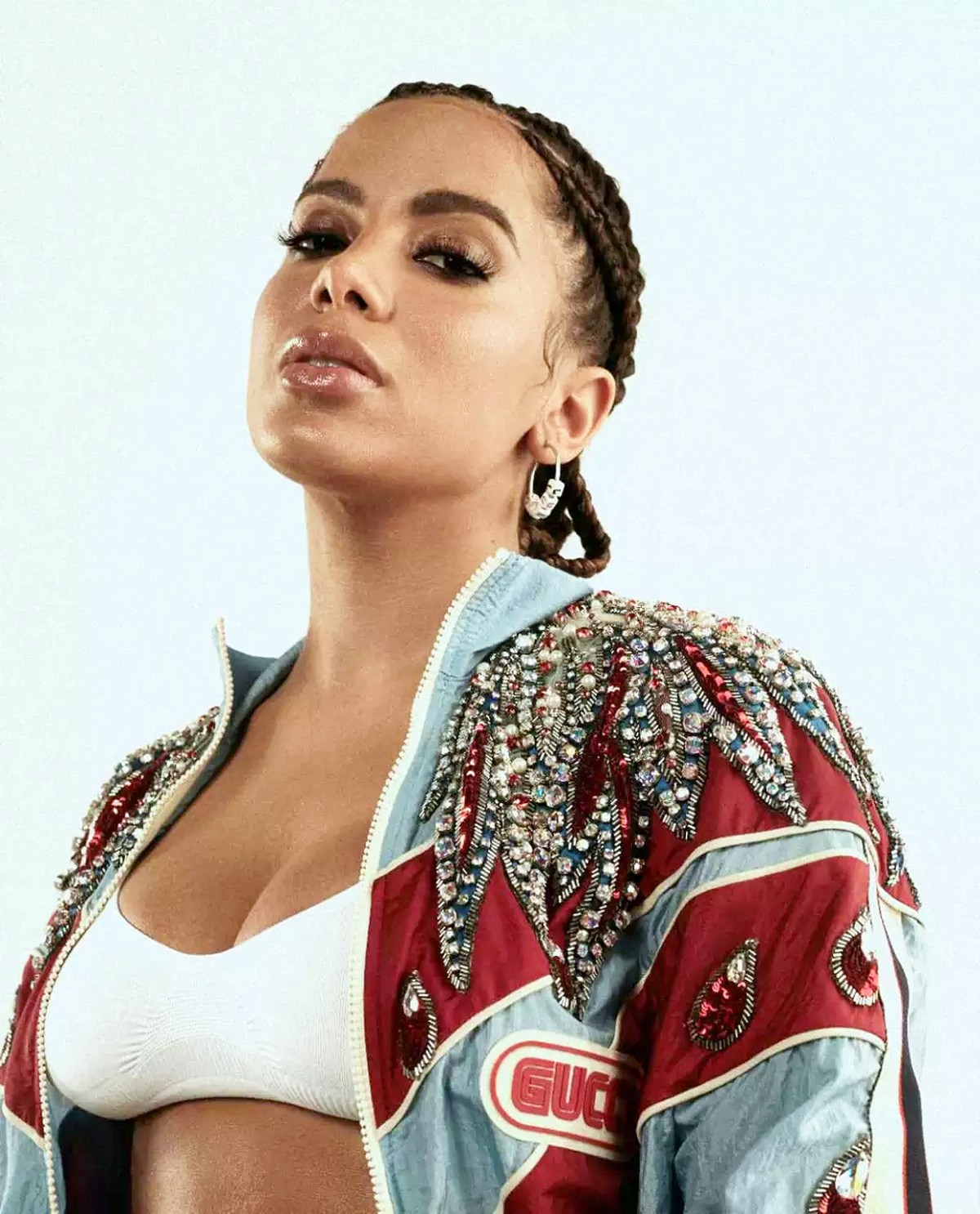 Anitta surge de trancinhas no videoclipe da canção 'Juego ...