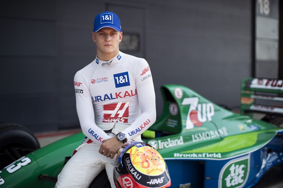 Mick Schumacher pilotou Jordan 191, primeiro carro de Michael Schumacher na F1 — Foto: Haas