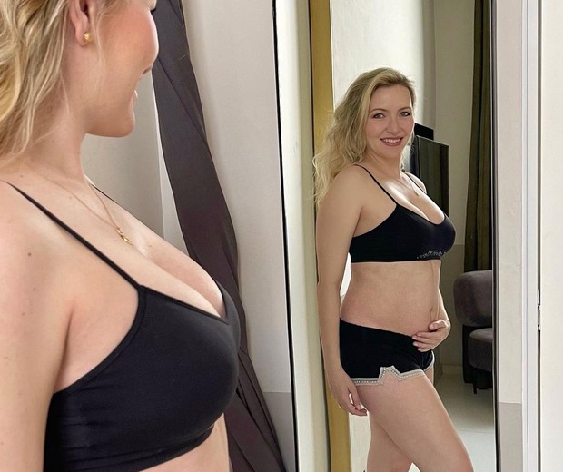 Karin Roepke exibe a barriga de 5 meses de gravidez clicada por Edson Celulari (Foto: Reprodução/Instagram)