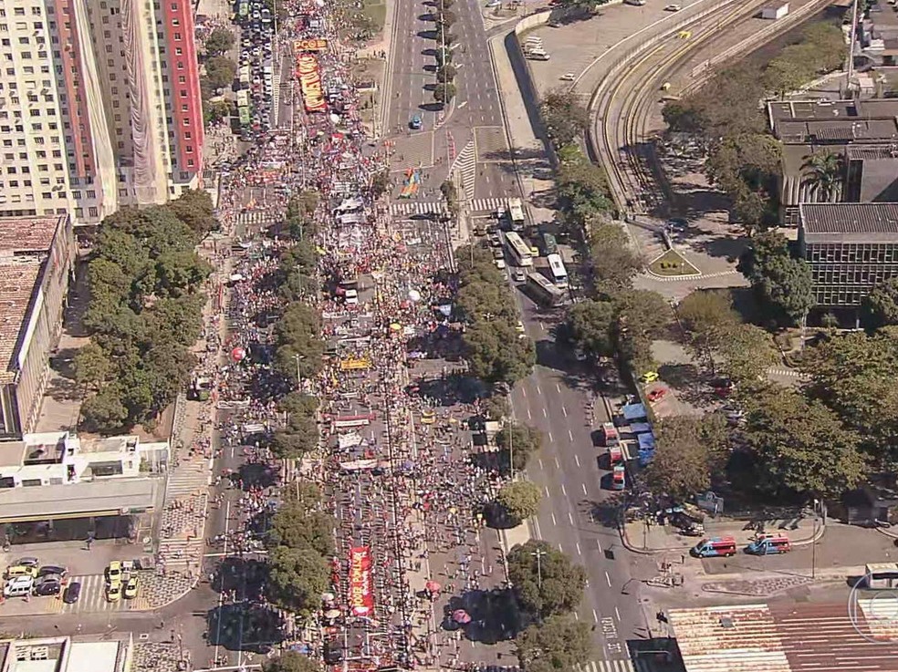 Vista aérea mostra manifestantes ao longo da avenida Presidente Vargas, no Centro do Rio — Foto: TV Globo