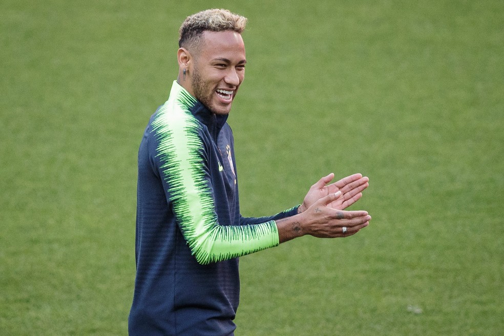 Neymar sorri em Moscou: camisa 10 enfim está sem dores no pé direito (Foto: Pedro Martins / MoWA Press)