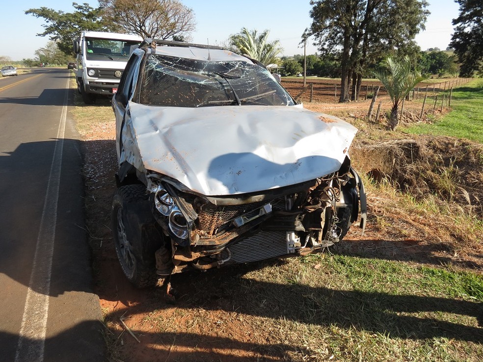 Vítimas foram arremessadas do veículo, conforme a polícia — Foto: Jorge Zanoni/Cedida