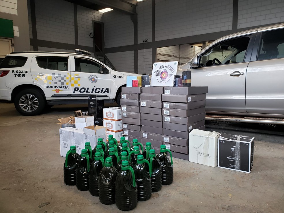 Polícia Rodoviária apreendeu vinhos, licores, perfumes e azeite — Foto: Polícia Rodoviária