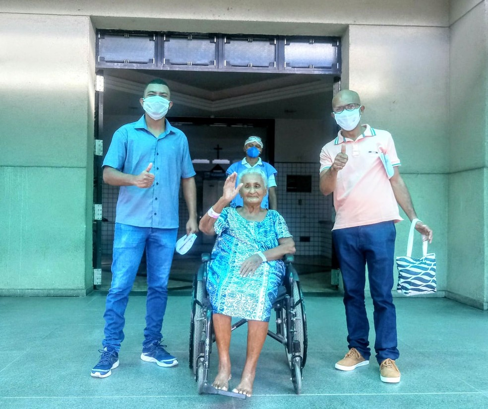 Idosa de 83 anos está curada da Covid-19 e recebeu alta do HGV, em Teresina — Foto: Divulgação/Sesapi