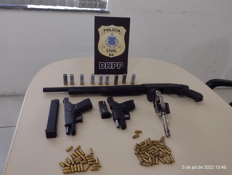 Investigado por matar funcionário da limpeza urbana de Salvador é preso em flagrante com 4 armas; outros 2 também foram detidos — Foto: Divulgação/Polícia Civil