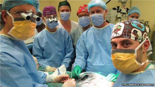 Equipe liderada pelo cirurgião Andre van der Merwe
