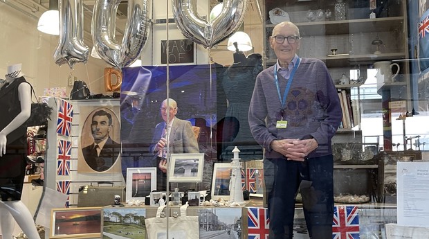 O escocês David Flucker na comemoração do aniversário de 100 anos, no bazar onde trabalha (Foto: Reprodução/Facebook)