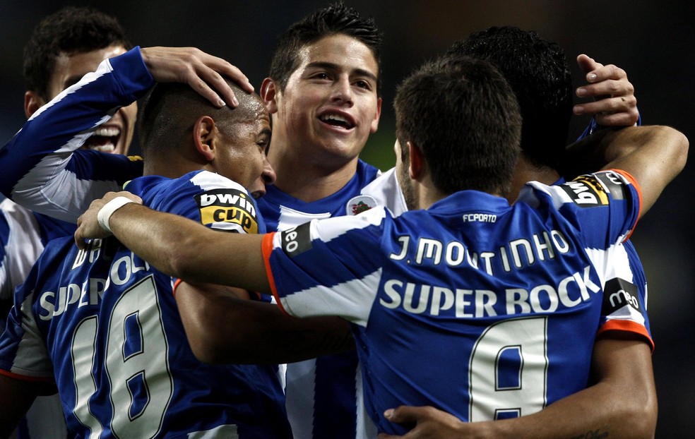 Walter abraa James Rodrguez e Joo Moutinho em gol do Porto  Foto: Agncia EFE