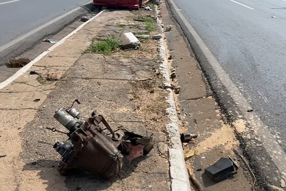 Motor de carro ficou na pista após acidente em Cuiabá — Foto: Rafael Medeiros/TVCA