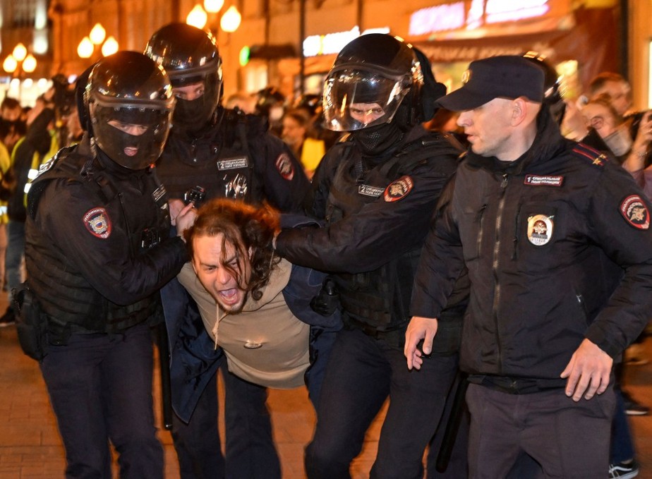 Homem é preso pela polícia em Moscou durante manifestação contra mobilização nacional
