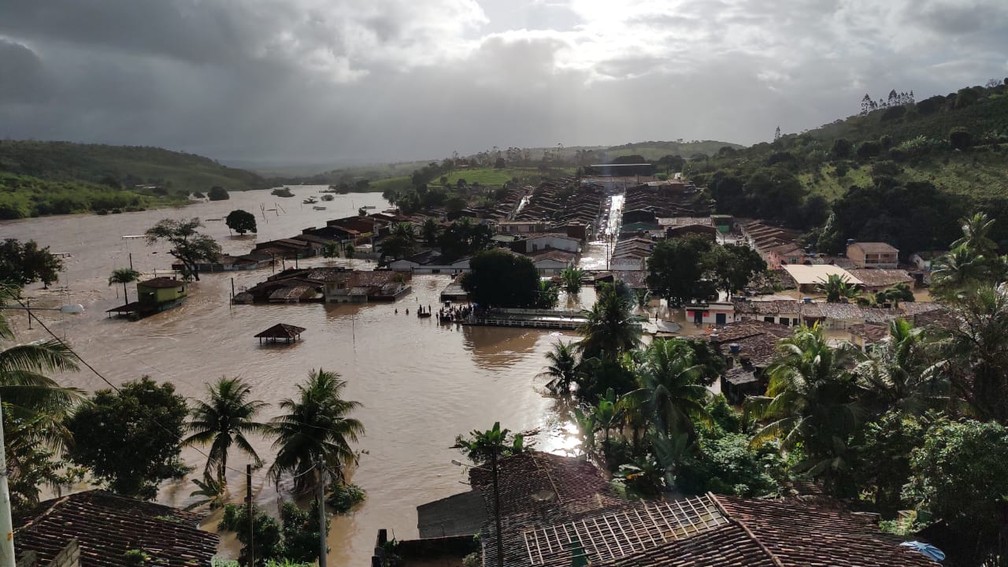 Rio transborda e inunda casas na cidade de Branquinha, em Alagoas — Foto: Erik Maia/g1