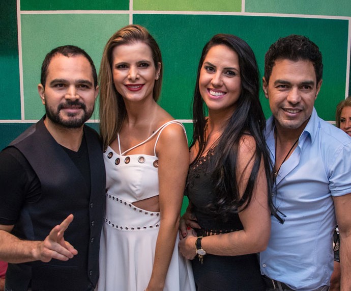Luciano com a esposa Flávia e Zezé com a namorada Graciele no barracão da Imperatriz (Foto: Leandro Ribeiro/Divulgação)