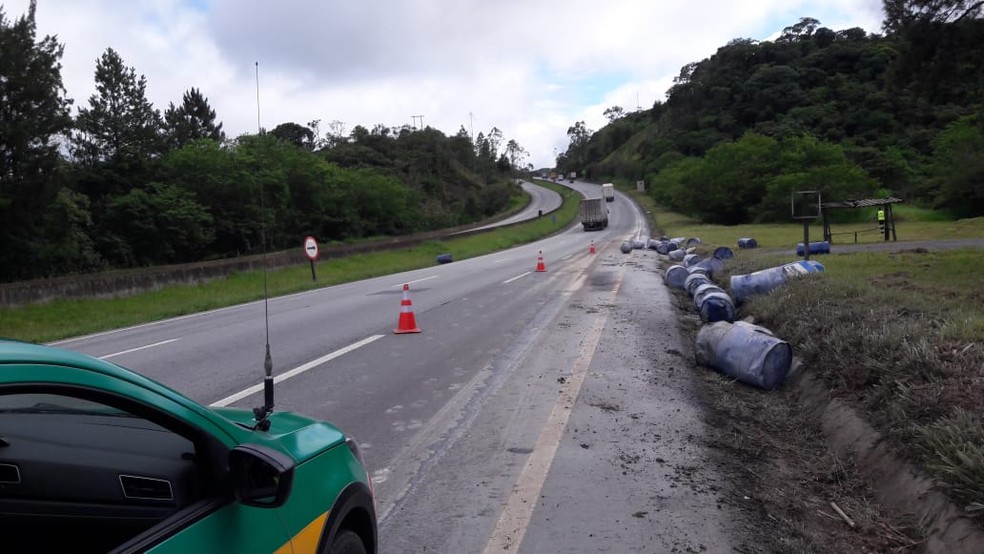 Acidentes Com Caminhao E Carreta Interditam Trechos Da Rodovia Regis Bittencourt Sp Santos E Regiao G1