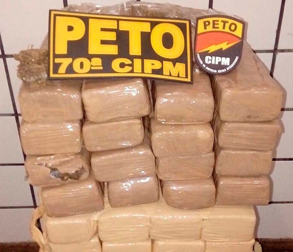 Dois são presos e 50 kg de maconha prensada são apreendidos no sul da Bahia (Foto: Divulgação/SSP-BA)