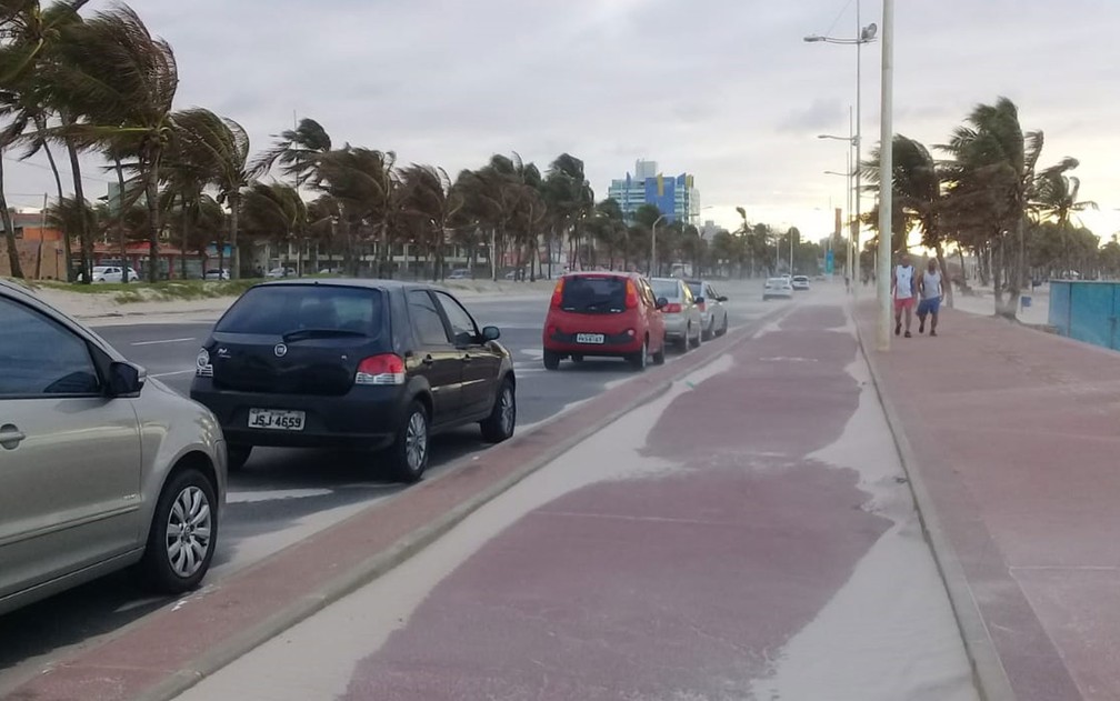 Ventos fortes arrastaram areia da praia para calçadão e pista de veículos em Piatã  — Foto: Cid Vaz/TV Bahia