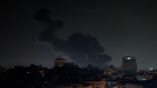 Israel lança mísseis em Gaza, e combatentes palestinos respondem  com disparos de foguetes 
