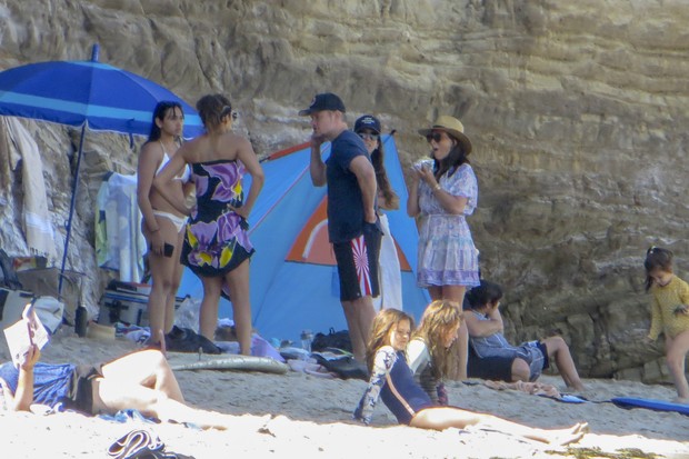 Matt Damon curte dia de praia com família e amigos (Foto: Splash News/The Grosby Group)