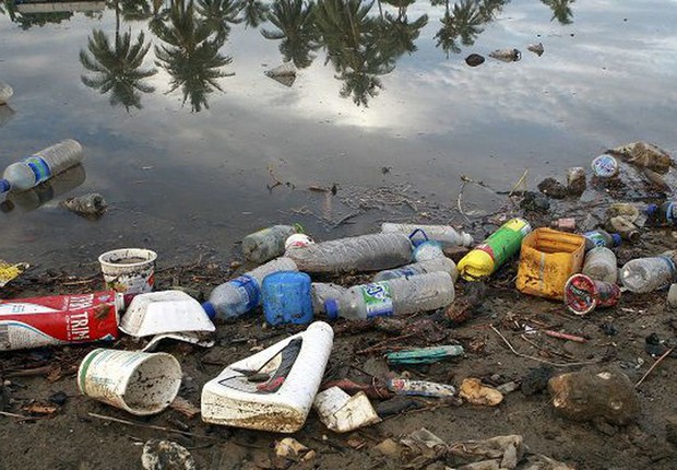 Plásticos no mar (Foto: Martine Perret/ONU Meio Ambiente)