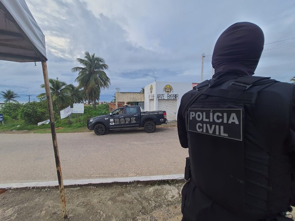 Operação da polícia busca cumprir mandados contra quadrilha de apontado como mandante de ataques no RN — Foto: Sesed/Divulgação