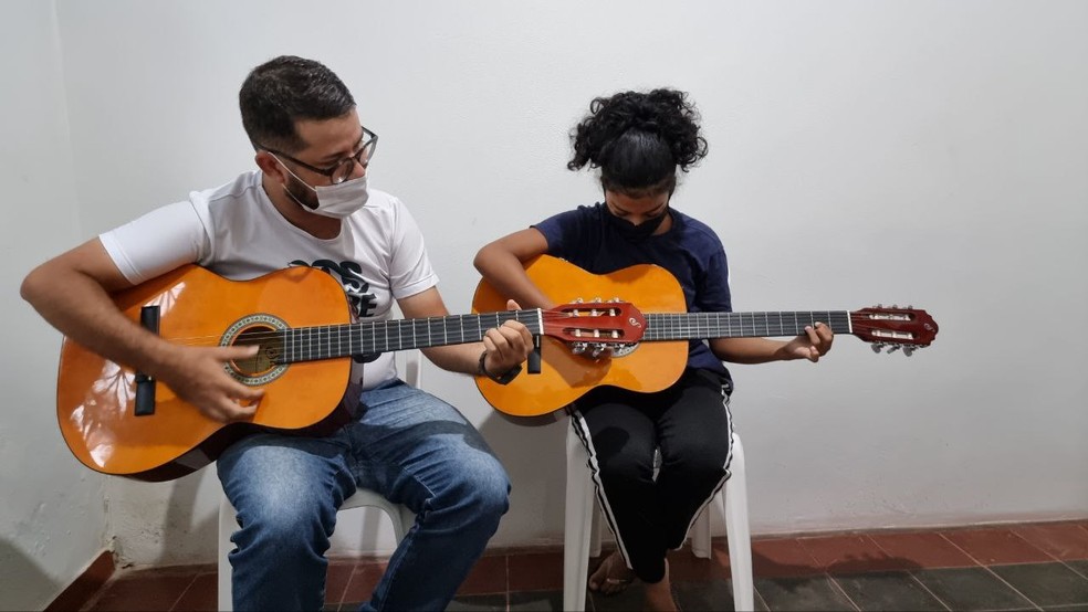 A ideia é fazer com que jovens consigam aprender algum instrumento musical e também serem acolhidos no espaço  — Foto: Paulo Roberto/g1