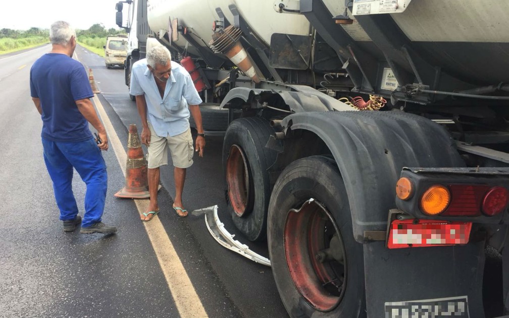 Carro colidiu na lateral do caminhão e, depois, foi atingido por caminhonete na Bahia (Foto: Elvis Araújo/Blogbraga)