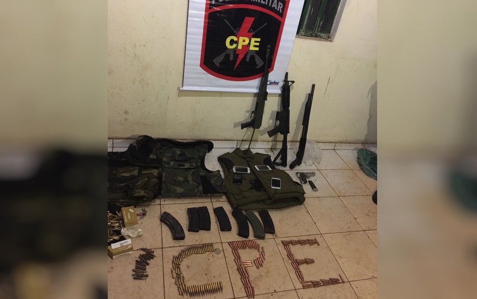Na casa onde grupo estava, foram encontradas várias munições e dois fuzis (Foto: PM/Divulgação)