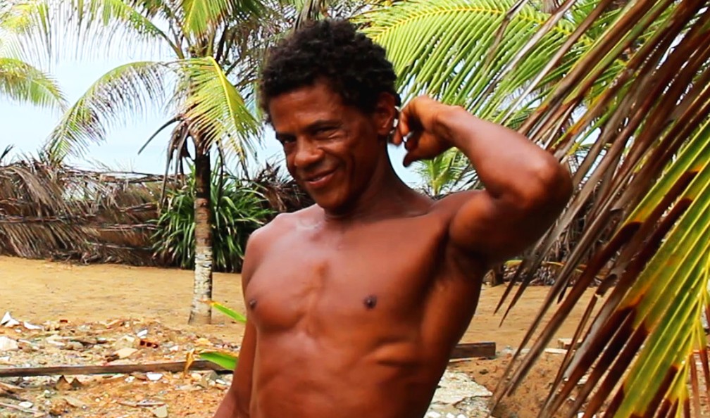 Cacau trabalha como salva-vidas e mora na aldeia hippie de Arembepe — Foto: Valma Silva/G1 Bahia