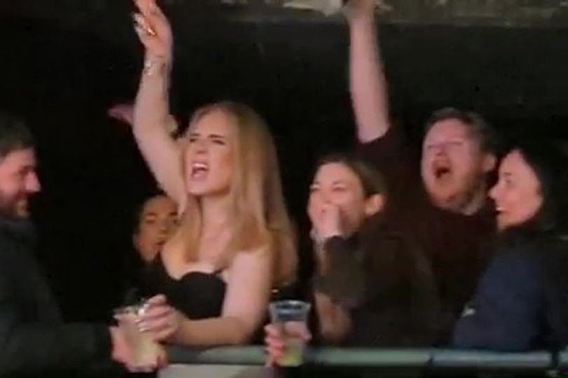 Cantora Adele em boate de striptease de Londres (Foto: reprodução Twitter)