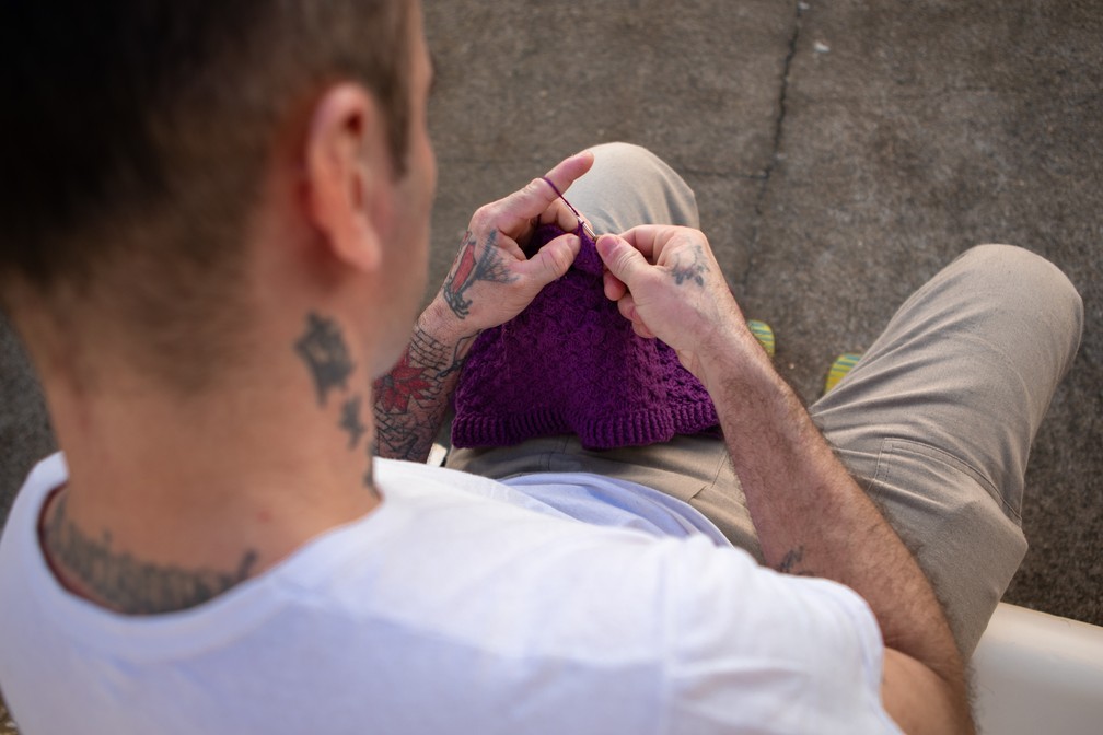 Detentos produzem peÃ§as em crochÃª enquanto aguardo o inÃ­cio do desfile na penitenciÃ¡ria Adriano Marrey, em Guarulhos (SP) â Foto: Marcelo Brandt/G1