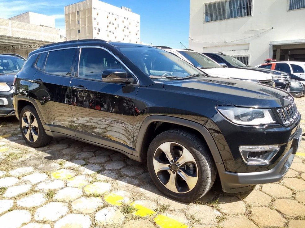 Carro de luxo apreendido pela PolÃ­cia Civil durante a operaÃ§Ã£o â Foto: Stephanie Fonseca/G1