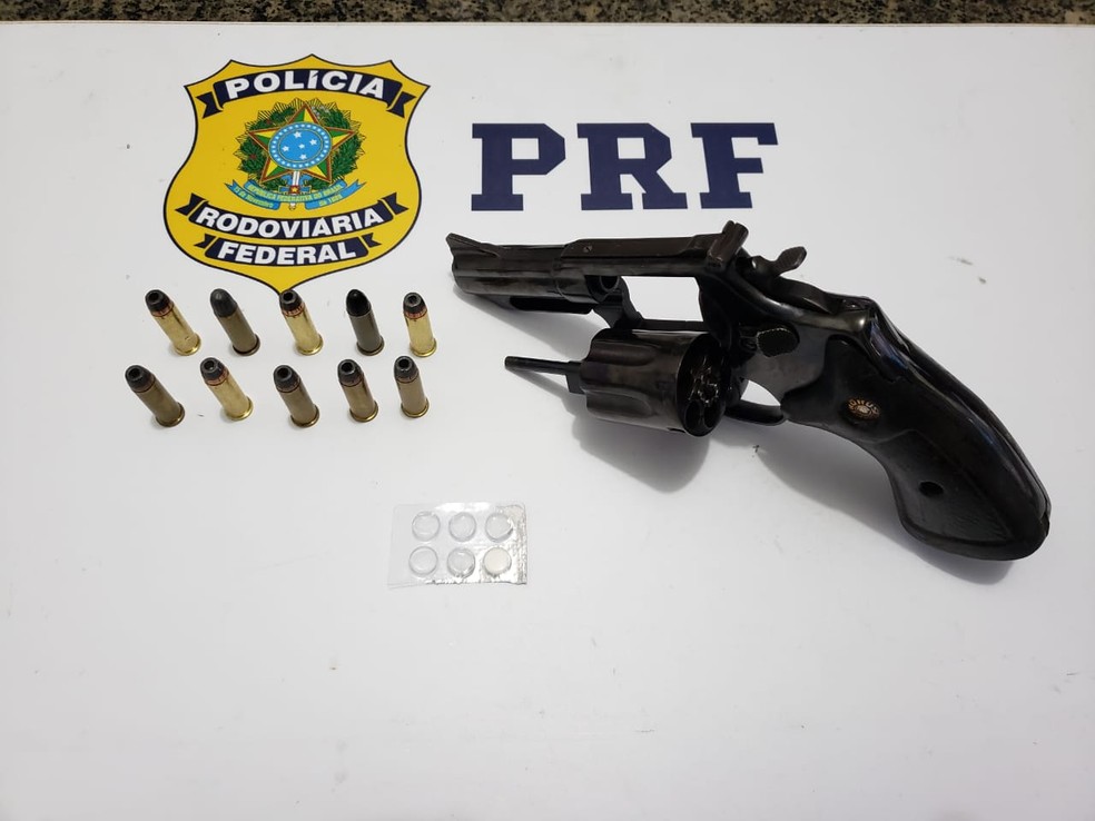 Arma, munições e rebite apreendidos com caminhoneiro preso na BR-101, em Alagoas — Foto: Ascom/PRF